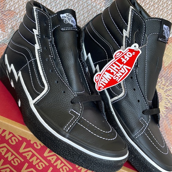 Vans WMNS Sk8-Hi Bolt Black/Black
VN0A5JIVBKA1
Sneakers - athletic shoes - Picture 8 of 16